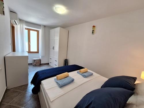 una camera da letto con un grande letto con due cuscini di Apartment Libra a Piran