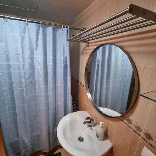 La salle de bains est pourvue d'un lavabo et d'un miroir. dans l'établissement Ático dúplex con piscina privada en Vera Playa, à Vera