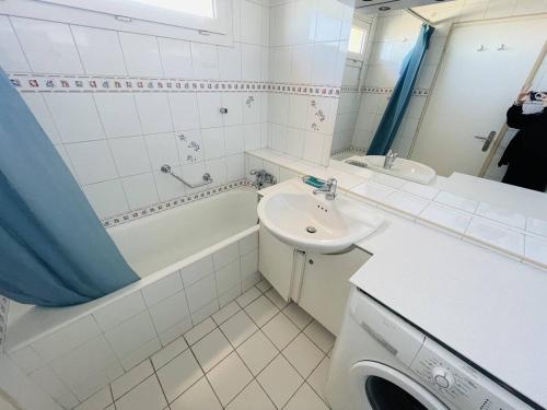 uma casa de banho com um lavatório, uma banheira, um WC e um lavatório. em Appartement Cap d'Agde, 4 pièces, 8 personnes - FR-1-723-27 em Bizanos