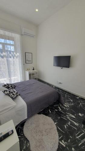 1 dormitorio con 1 cama y TV de pantalla plana en CASABLANCA, en Nápoles