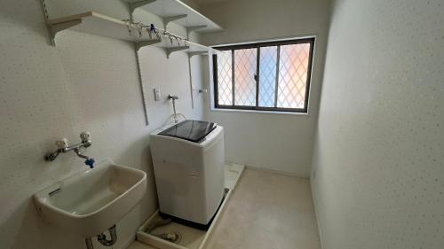 Un baño de Luxury Japanese Villa with Garden Near Kansai Airport & Premium Outlets 和風庭園豪邸