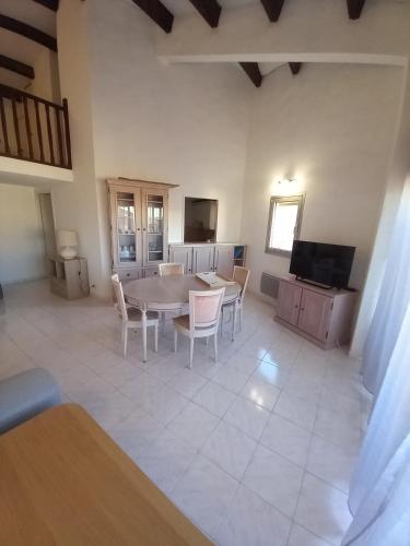 un grand salon avec une table et des chaises dans l'établissement la petite toscane, à Sainte-Maxime