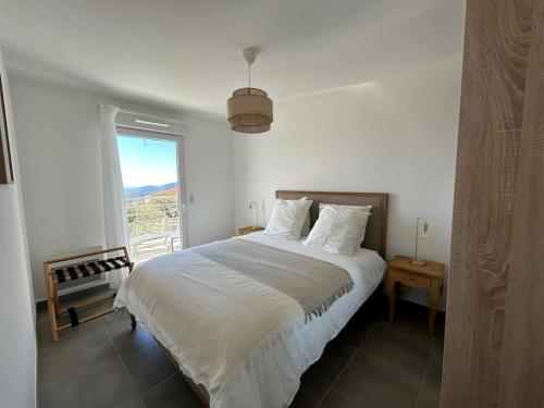 une chambre avec un grand lit et une fenêtre dans l'établissement Roses Marine 205, à Grasse