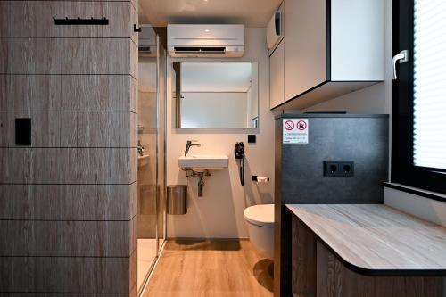 La salle de bains est pourvue de toilettes et d'un lavabo. dans l'établissement Roatel Schipkau (A13) my-roatel-com, à Schipkau