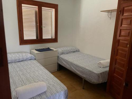 Habitación pequeña con 2 camas individuales y ventana en Apartamento n35 - Oasis Park II en Denia