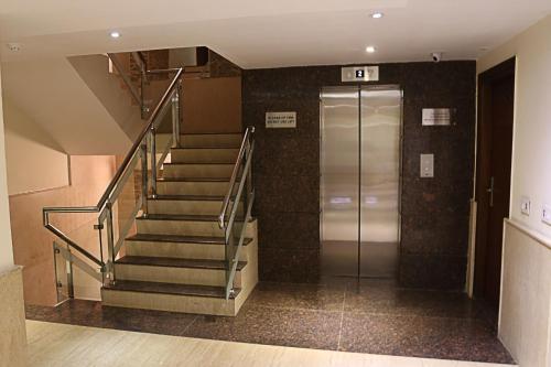 a staircase in a building with a elevator at Hotel Cama in Chandīgarh