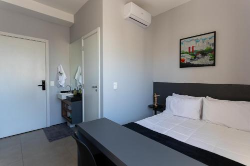 a bedroom with a bed with a black headboard at Studio confortável e moderno - Vn Vergueiro próximo a hospitais, universidades, a av Paulista e em frente ao centro cultural SP - excelente localização - ap 1515 in Sao Paulo