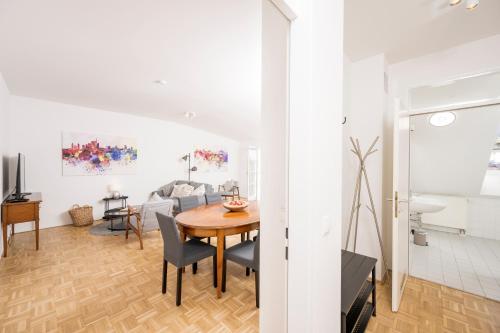 Un comedor y una sala de estar con mesa y sillas. en Anna and Friends, en Graz