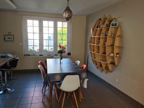une salle à manger avec une table et des chaises blanches dans l'établissement The Cat ,maison de vacances à 50m de la plage, à Le Portel
