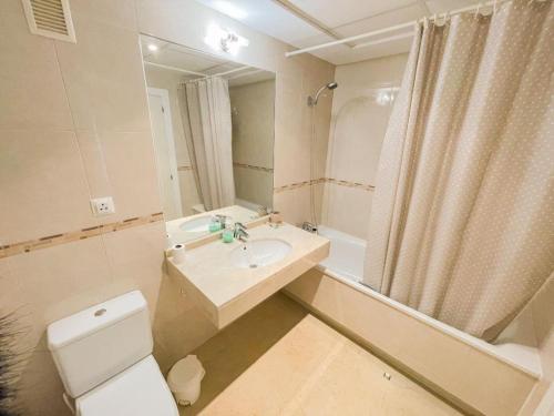 uma casa de banho com um WC, um lavatório e um chuveiro em Oasis Beach III em Altea la Vieja