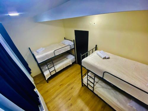 2 literas en una habitación con suelo de madera en HOSTEL NUMBER 49 en Tiflis