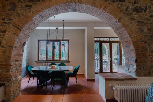 Riccimballa Luxury House في إمبرونيتا: ممر في غرفة الطعام مع طاولة وكراسي