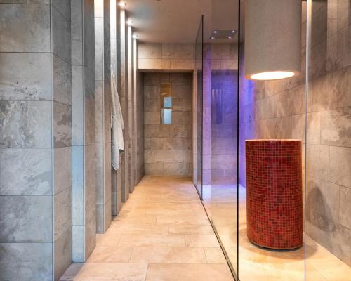 a hallway with a walk in shower with a glass door at Hotel Terme Antoniano in Montegrotto Terme