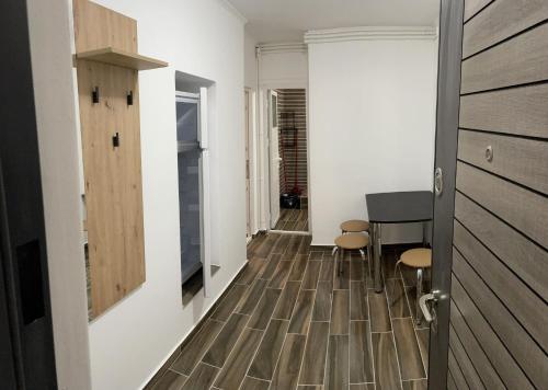 a hallway with a door and a table and chairs at Garsoniera la malul marii in Mangalia