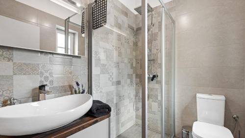 bagno con lavandino, doccia e servizi igienici di Villa Iria Bella a Marčana
