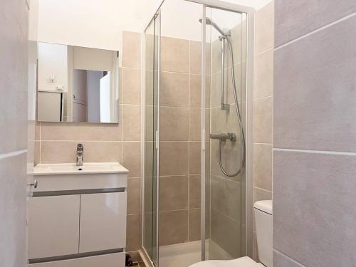 La salle de bains est pourvue d'une douche, de toilettes et d'un lavabo. dans l'établissement Appartement Le Lavandou, 1 pièce, 2 personnes - FR-1-251-224, au Lavandou