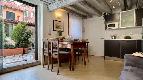 cocina y comedor con mesa y sillas en Residence Flowery en Venecia