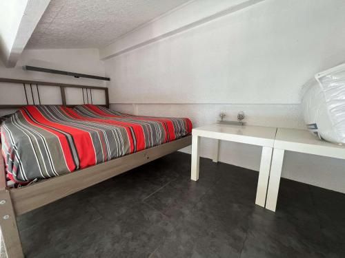 una piccola camera con letto e tavolo di Appartement Le Barcarès, 3 pièces, 6 personnes - FR-1-431-171 a Le Barcarès