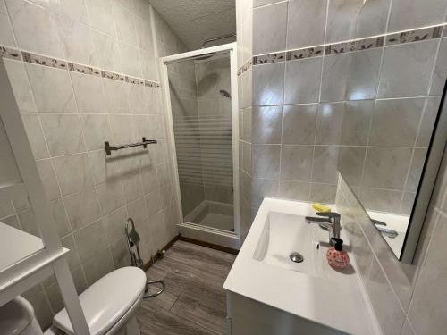 bagno con lavandino, doccia e servizi igienici di Appartement Le Barcarès, 3 pièces, 6 personnes - FR-1-431-171 a Le Barcarès