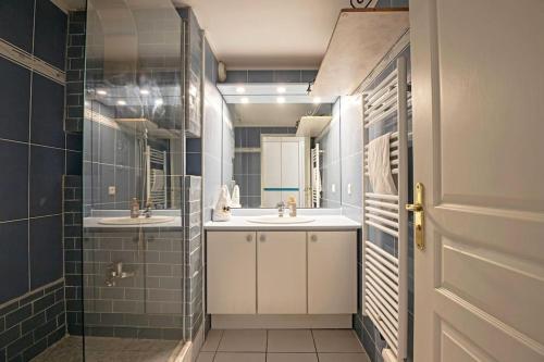 La salle de bains est pourvue de 2 lavabos et d'une douche à l'italienne. dans l'établissement L'Odyssée, Appt 4 pers, parking privé, Wifi, à Montpellier