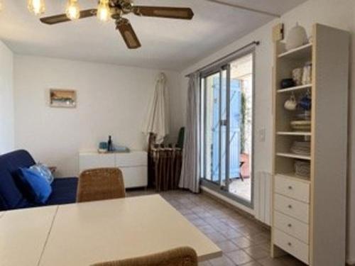 - un salon avec une table blanche et une fenêtre dans l'établissement Appartement 2 pièces avec terrasse et parking à Banyuls-sur-Mer - FR-1-225C-96, à Banyuls-sur-Mer
