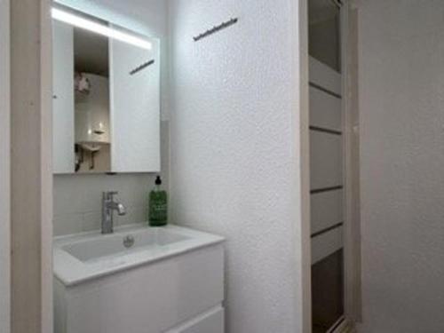 une salle de bain blanche avec un lavabo et un miroir dans l'établissement Appartement 2 pièces avec terrasse et parking à Banyuls-sur-Mer - FR-1-225C-96, à Banyuls-sur-Mer