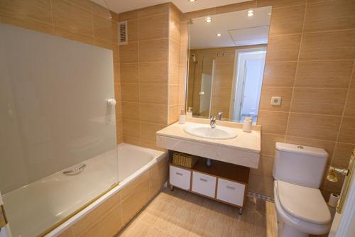 een badkamer met een wastafel, een toilet en een bad bij La Dama de Noche - Marbella Puerto Banus in Marbella