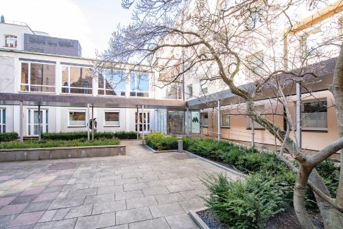 an empty courtyard in front of a building at Hotel der Akademie C. Pirckheimer Haus in Nürnberg