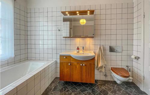 a bathroom with a sink and a tub and a toilet at Amazing Home In Gteborg With Wifi in Gothenburg