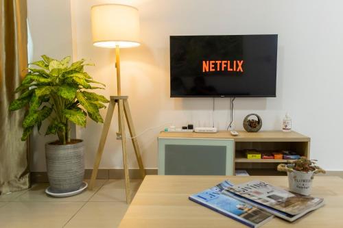 Mount Austin Midori Green 10 Pax Free Wi-Fi 500Mbps Netflix في جوهور باهرو: غرفة معيشة مع تلفزيون وطاولة
