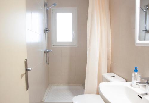 un bagno con doccia, WC e lavandino di Ca la Estrella I l'Estartit a L'Estartit