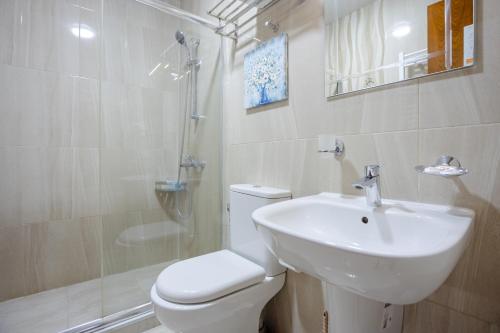 Bilik mandi di Daisi Sunset Hotel
