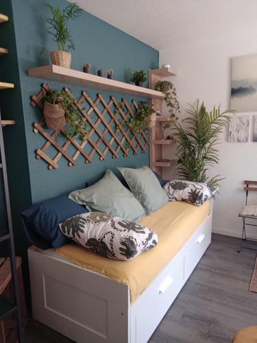 uma cama com almofadas num quarto em Appartement calme, hyper centre. em Clermont-Ferrand