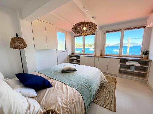 une chambre avec un lit avec vue sur l'océan dans l'établissement Un petit coin de paradis, à Toulon