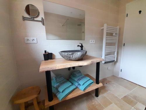 uma casa de banho com lavatório, espelho e toalhas em MaCoCo Maison Coeur Corbieres em Fontjoncouse
