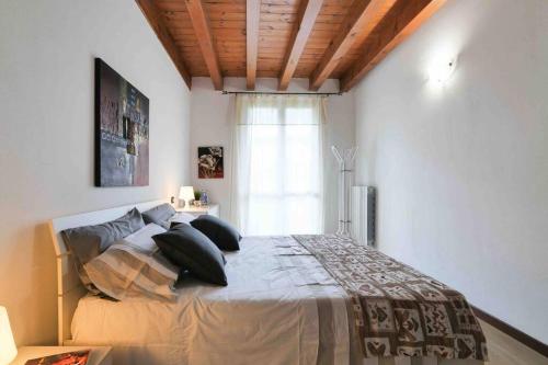 a bedroom with a bed with pillows and a window at Centro storico Bilocale Check in 24h Wi-Fi Bus 500m in Borgo di Terzo
