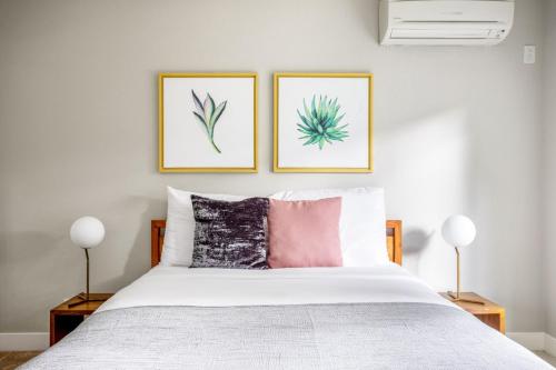 ein Schlafzimmer mit einem Bett mit zwei Bildern an der Wand in der Unterkunft Sunnyvale 1BR w Gym Pool Courts nr Tech HQs SFO-368 in Sunnyvale