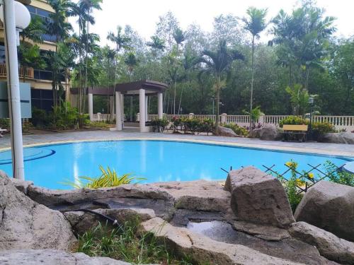 ein großer blauer Pool in einem Resort in der Unterkunft Lagenda Condominium Melaka in Malakka
