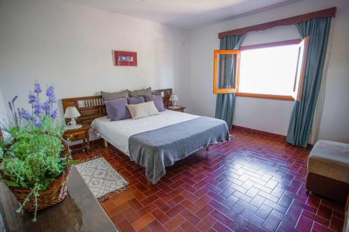 מיטה או מיטות בחדר ב-Casa de Campo Cala Bassa