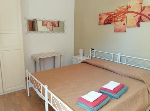 a bedroom with a bed with towels on it at Bilocale NICOL 4 posti Padova ovest in Padova