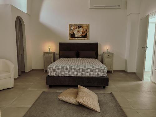 ein Schlafzimmer mit einem Bett und zwei Nachttischen in der Unterkunft Soffio del Salento in Matino