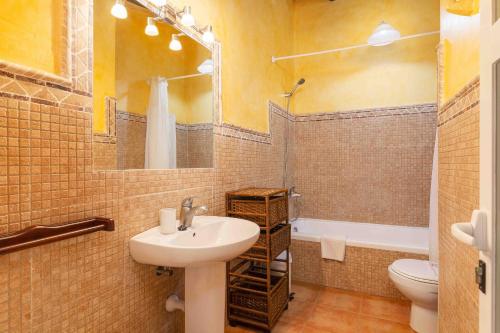 プラヤ・デ・ムロにあるDunaのバスルーム(洗面台、トイレ、鏡付)