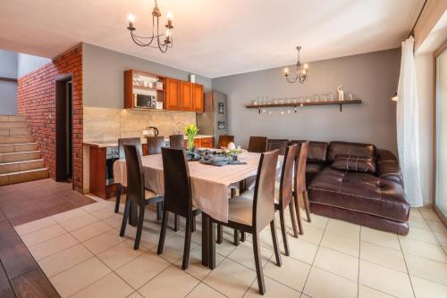 een eetkamer met een tafel en een bank bij Domek Zieleniec in Duszniki Zdrój