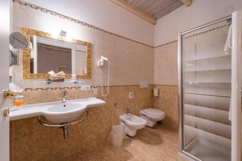 Koupelna v ubytování Borgo dei Poeti Romantik Hotel