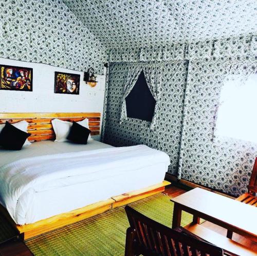 Ένα ή περισσότερα κρεβάτια σε δωμάτιο στο Camp Dharamshala