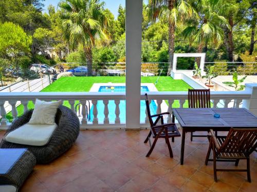 un patio con tavolo e sedie sul balcone. di Casa Hokie a Colonia de Sant Pere
