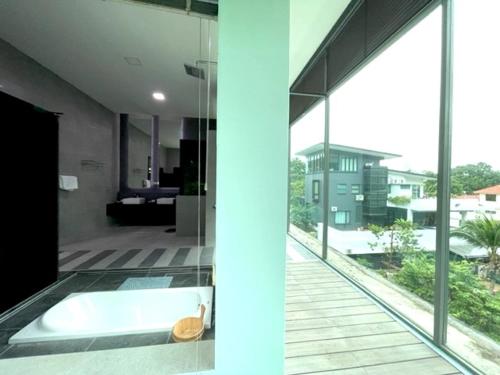 Zimmer mit einer Badewanne und einem großen Fenster in der Unterkunft Teluk Cempedak Seventh Haven in Kuantan