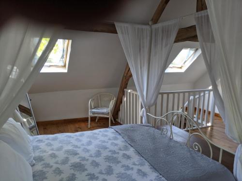 1 dormitorio con 1 cama y 2 ventanas en La Grace, en Cromac