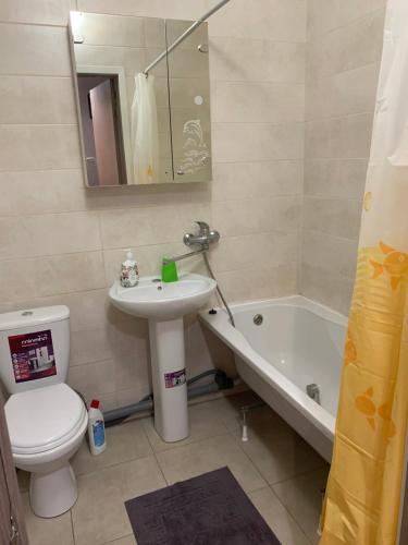 a bathroom with a toilet and a sink and a tub at Одесса ЖК 7 Небо Аквапарк Рынок-7 Проездная,28 in Odesa