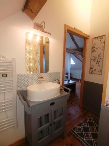 une salle de bain avec un lavabo et un miroir dans l'établissement La Grace Les Trois Petites Maisons, à Cromac